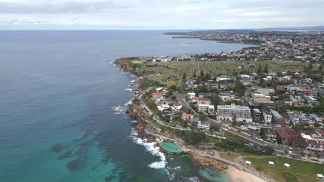Filmische-Luftaufnahme-über-Die-Küstenlandschaft-Von-Sydney-Am-Coogee-Beach