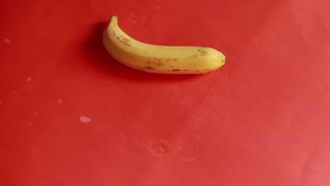 Bananen-Drehen-Sich-In-Einem-Kreis-Isoliert-Auf-Rotem-Hintergrund