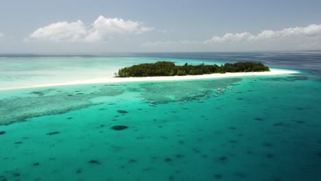 Luftaufnahme-Der-Insel-Mnemba-Mit-Booten,-Die-Auf-Dem-Klaren-Wasser-Des-Indischen-Ozeans-In-Der-Nähe-Von-Sansibar,-Tansania-Schwimmen