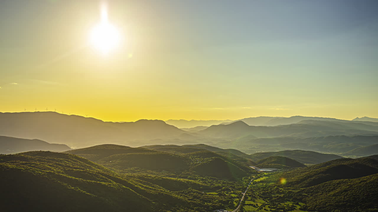 그리스 시골의 산의 실루 풍경 위의 일몰 타임 스