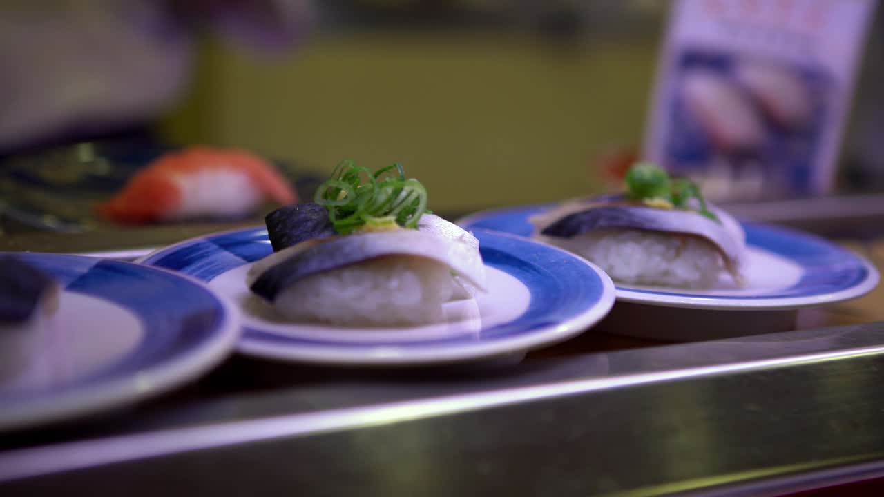 4k, 일본 레스토랑에서 수시 이동 컨베이어 벨트.