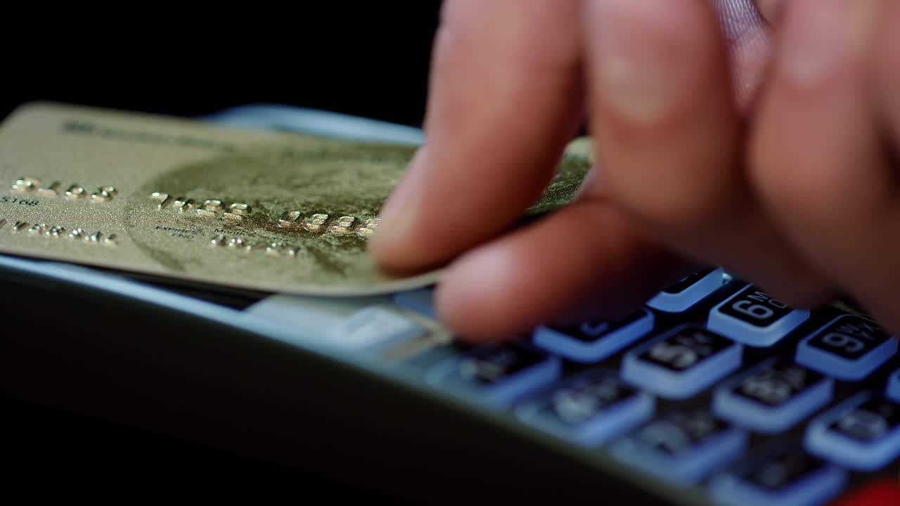 pago con tarjeta de crédito nfc. mano masculina del cliente que paga con tarjeta de crédito sin contacto