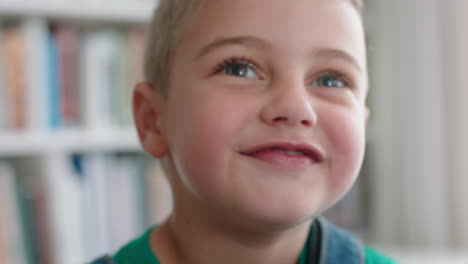 Porträt-Eines-Glücklichen-Kleinen-Jungen,-Der-Mit-Natürlicher-Kindlicher-Neugier-Lächelt-Und-Ein-Fröhliches-Kind-Mit-Unschuldigem,-Verspieltem-Gesichtsausdruck-Sieht.-4K-Videos