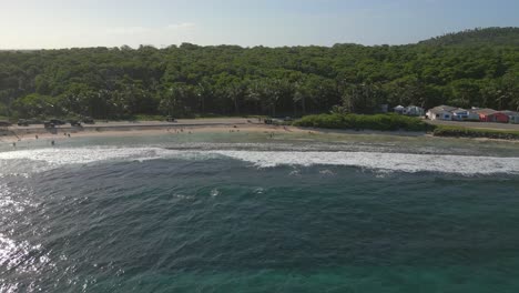 Toma-Aérea-Panorámica-De-La-Playa-Caribeña,-Isla-De-San-Andrés,-Colombia