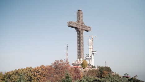 La-Cruz-Del-Milenio-En-La-Cima-De-La-Montaña-De-Vodno