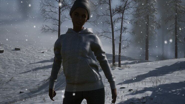 Bella giovane donna nella foresta invernale