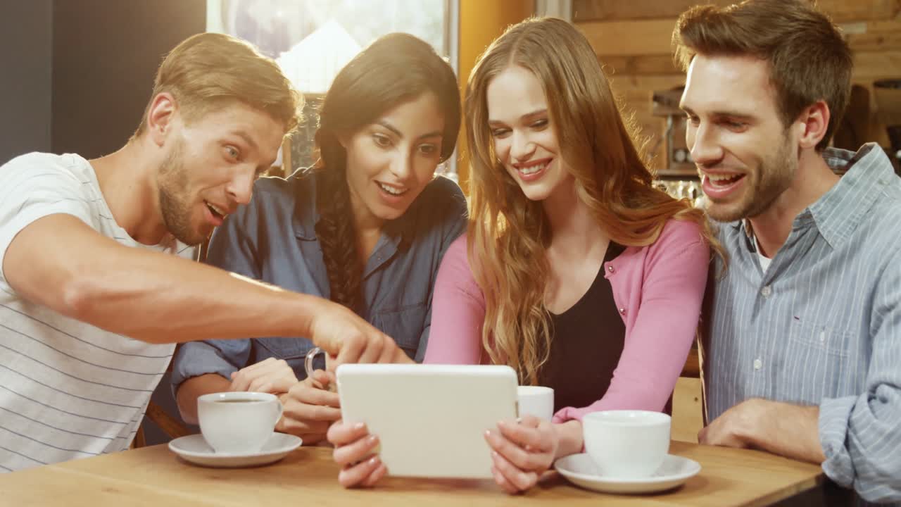 디지털 태블릿 4k를 사용하는 친구 그룹