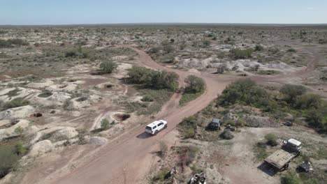 vehículo 4x4 explorando los campos mineros de ópalo de acantilados blancos, nsw, australia