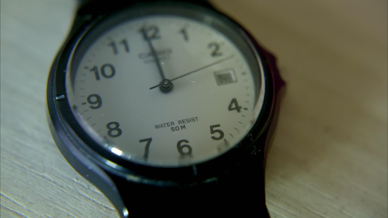 Close-up Jam Tangan Analog Berdetak dengan Gerakan Jarum Detik
