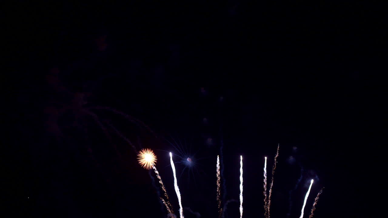 hermosos fuegos artificiales coloridos abstractos explotan en el cielo por la noche un símbolo de celebración en el aniversario de año nuevo para el fondo