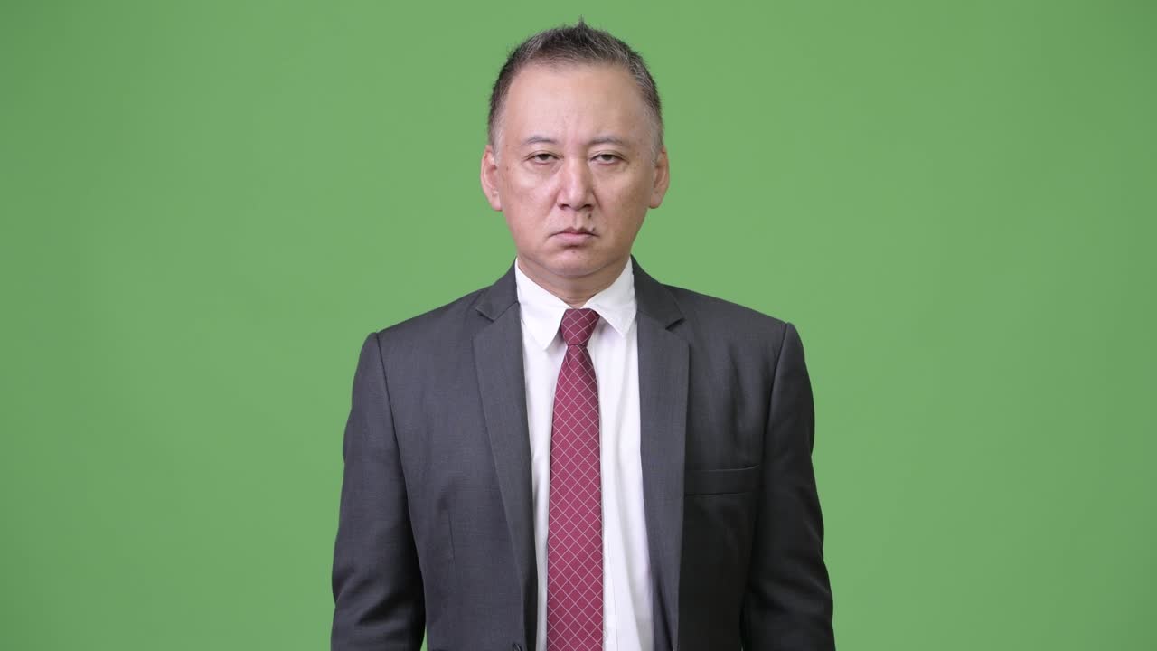 중손가락을 보여주는 성숙한 일본 사업가