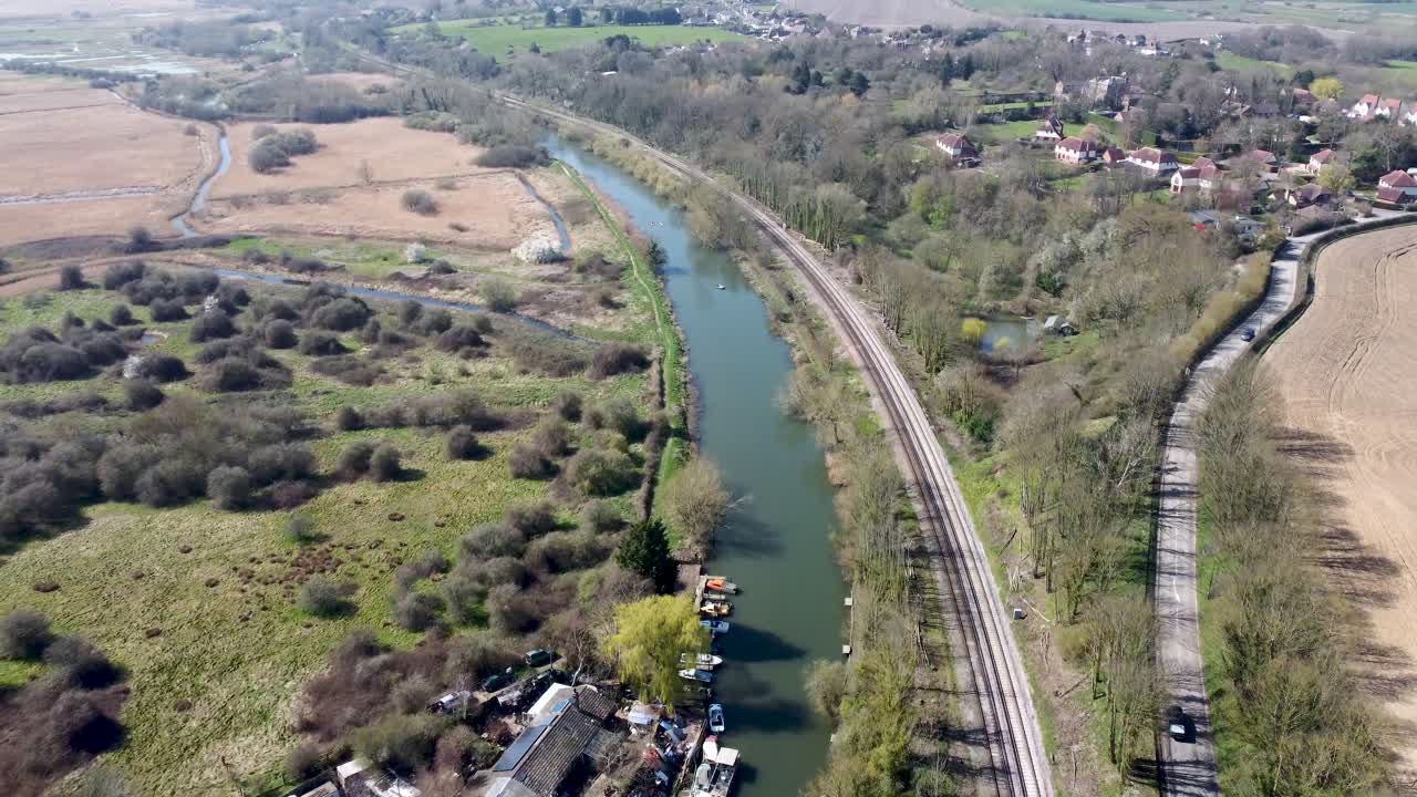 drone vuela alto sobre un puente