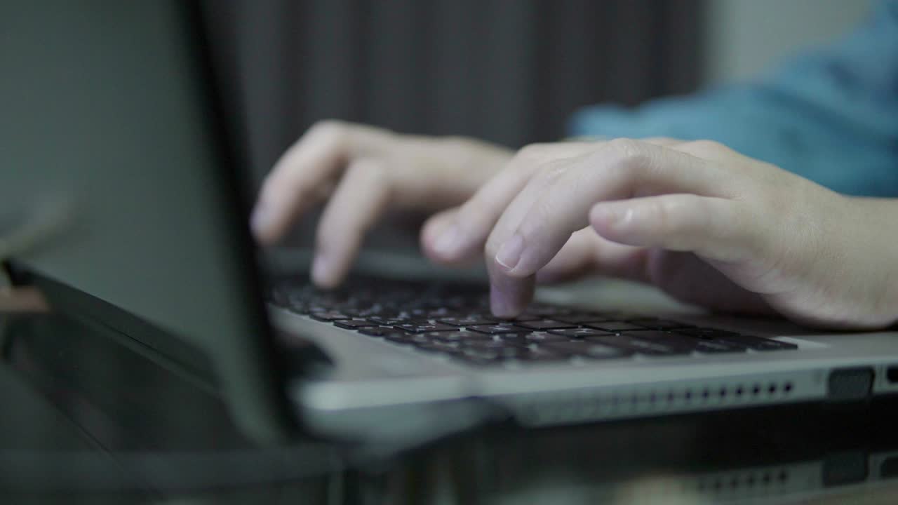 красивые женщины пользуются столом в комнате.