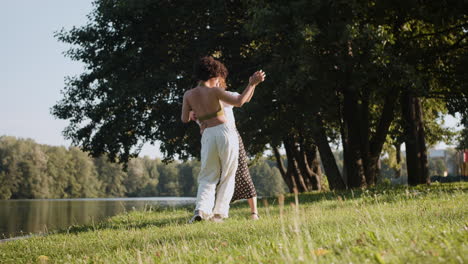 Pareja-Bailando-Al-Aire-Libre