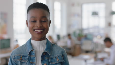 Retrato-Feliz-Mujer-De-Negocios-Afroamericana-Sonriendo-Disfrutando-De-Una-Exitosa-Empresa-De-Inicio-Orgulloso-Empresario-En-El-Espacio-De-Trabajo-De-Oficina