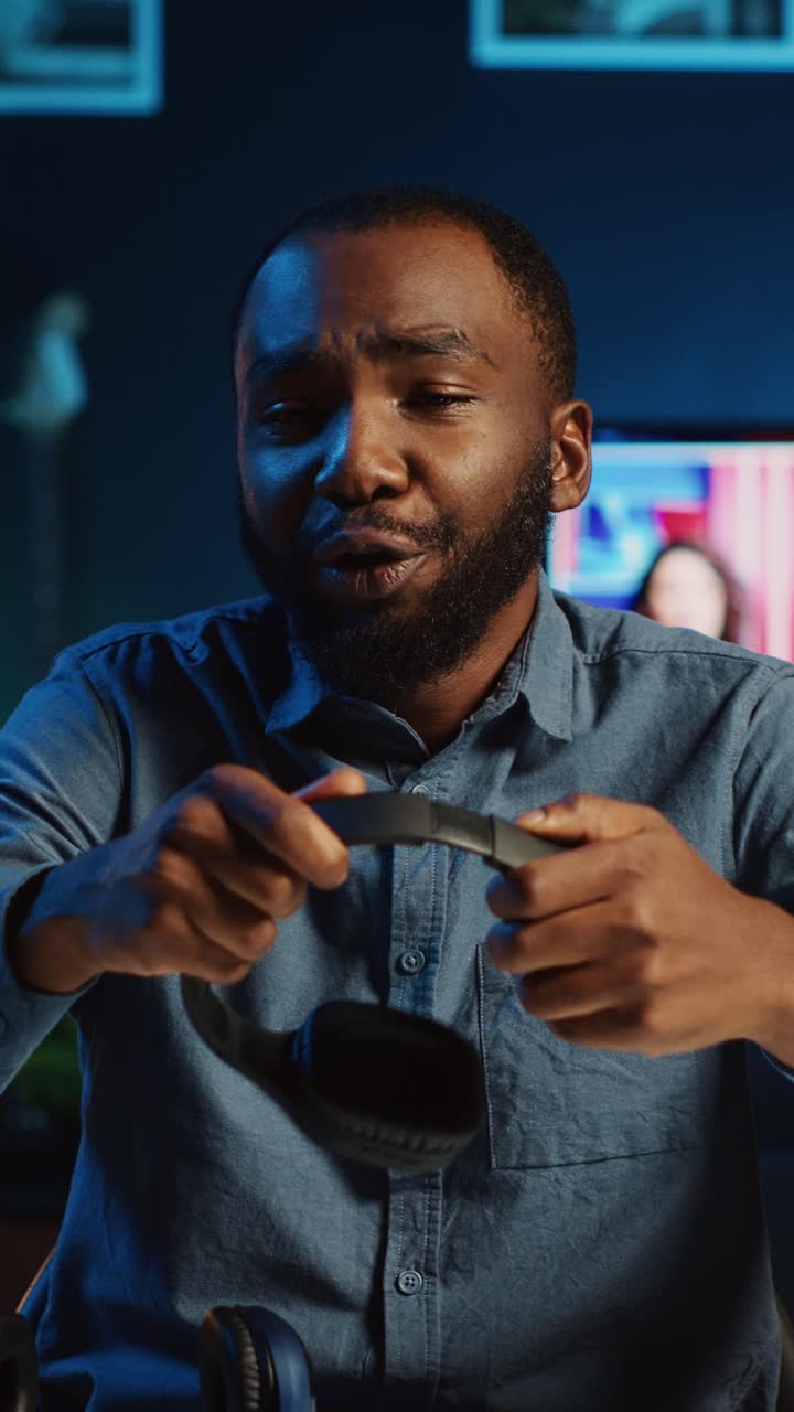 Video verticale La star del web recensisce le cuffie