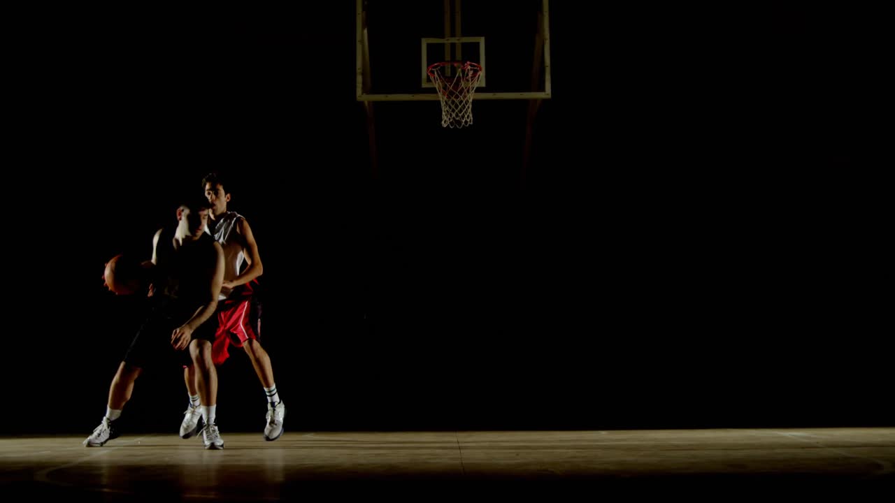 competidores jugando al baloncesto en la cancha 4k