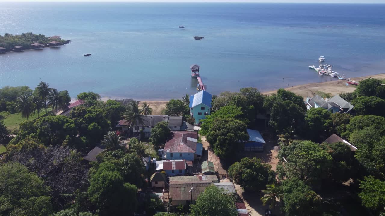 Sobrevoo do Mar do Caribe em uma tarde tranquila em Camp Bay, Roatán, HND