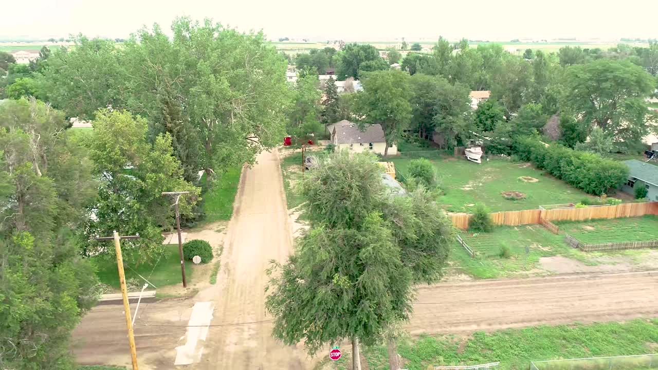 너무 작은 마을은 도로가 더럽습니다.