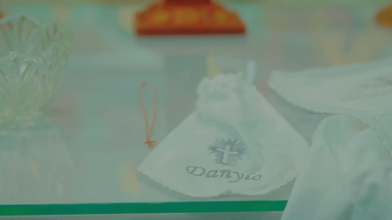 collar de cruz cristiana de oro con decoración vestido listo para el bebé recién nacido tienen ceremonia de bautismo en la iglesia