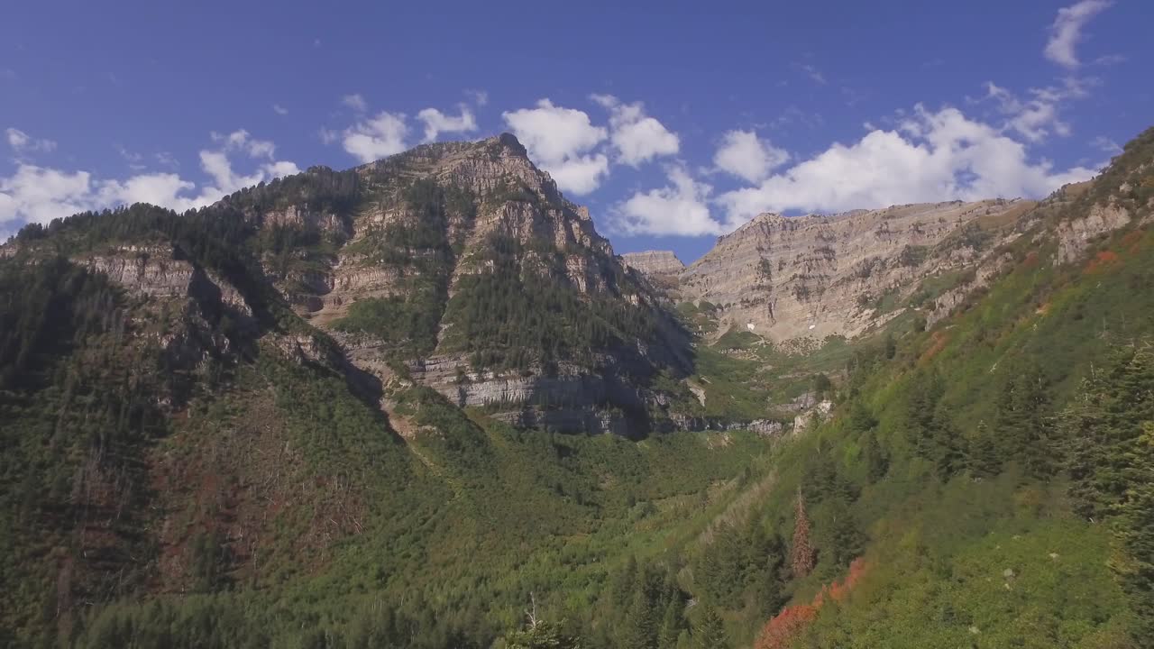 Montagna rocciosa che si erge verso cieli azzurri e limpidi
