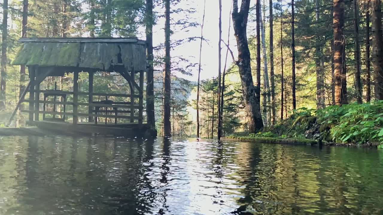 봄에는 물 흐름이 있는 느린 동작의 작은 호수