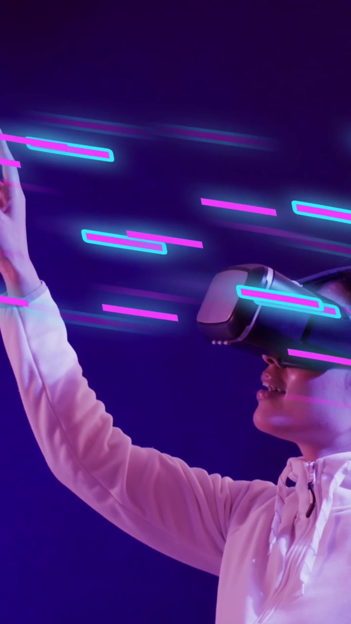 Animazione di scie luminose di trasferimento dati e donna asiatica con visore VR