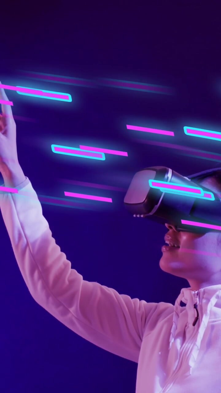Animazione di scie luminose di trasferimento dati e donna asiatica con visore VR