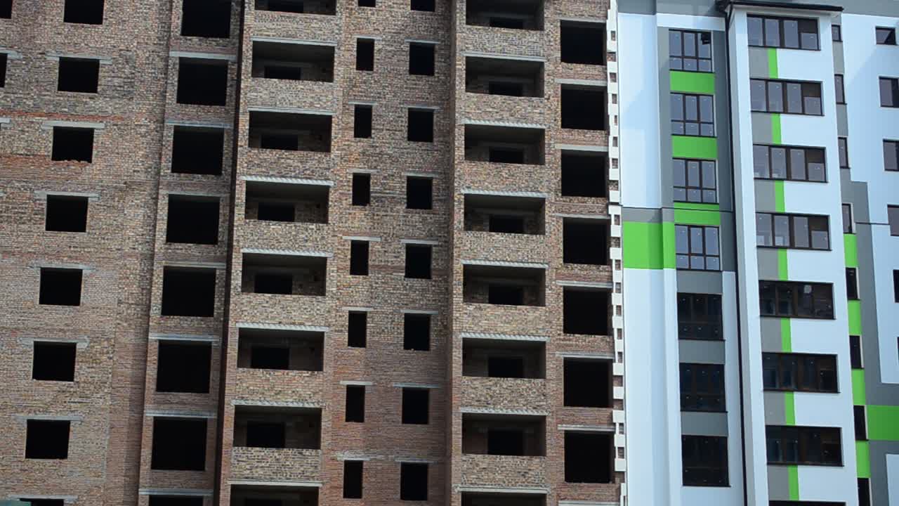 Etageejendom. Optagelse af et hus, byggeøjeblik. Optagelse af husets facade.