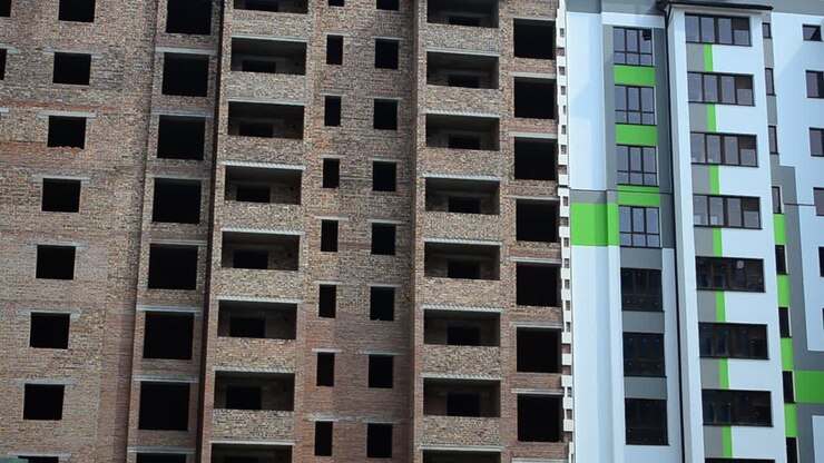 Condominio. Ripresa di una casa, momento della costruzione. Ripresa della facciata della casa
