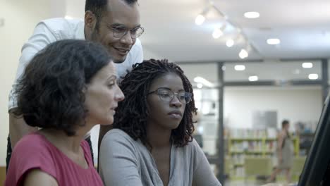 Grupo-De-Personas-Que-Trabajan-En-La-Biblioteca-Pública