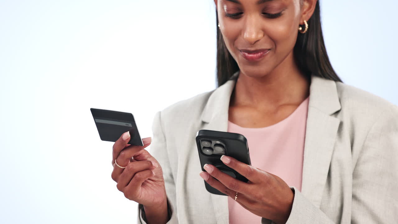 mujer feliz, teléfono y tarjeta de crédito para el pago