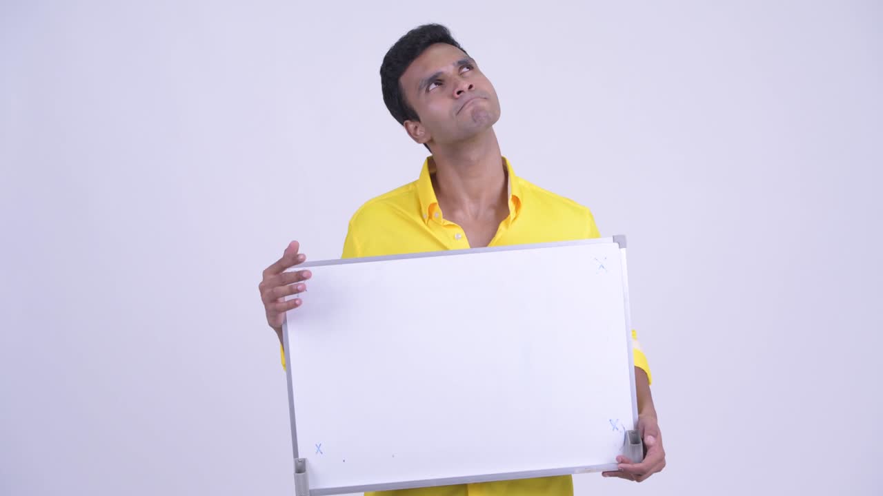 joven feliz y guapo hombre de negocios indio con pizarra blanca