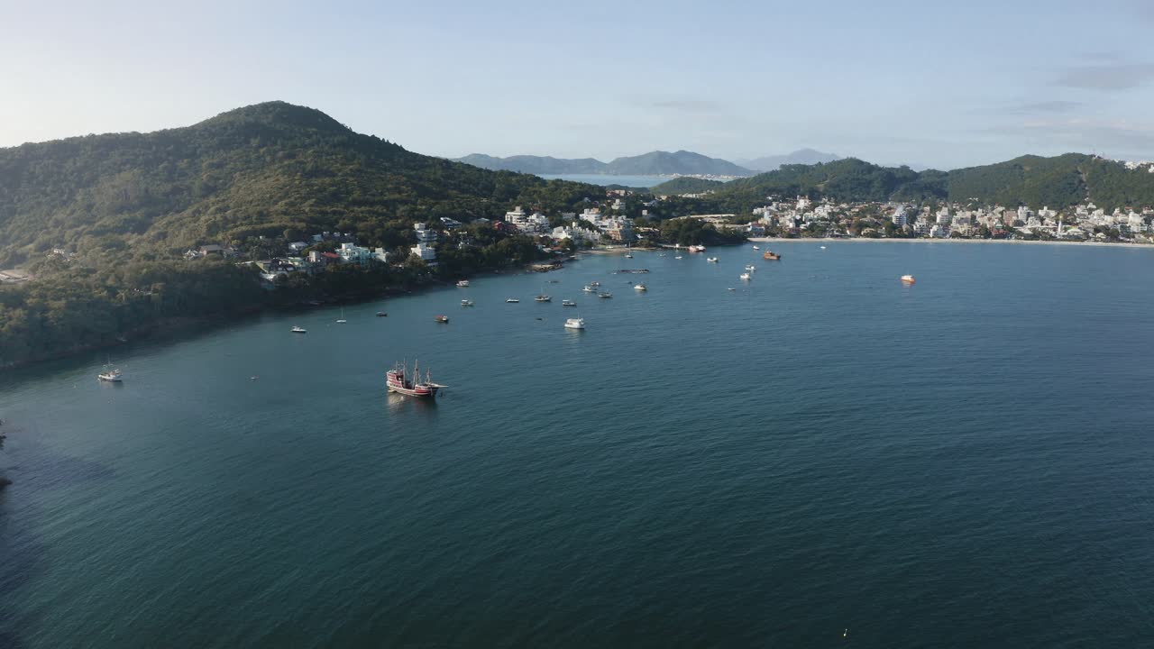 вид с воздуха на гору, за которой открывается райский пляж с белым песком и голубой прозрачной водой