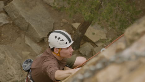 escalador en una roca de pared