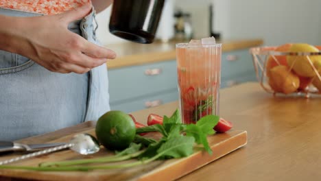 Mujer-Preparando-Cócteles-En-La-Cocina-De-Su-Casa.-Concepto-De-Bebidas-Y-Personas.-Mujer-Joven-Preparando-Cócteles-De-Mojito-De-Fresa-En-La-Cocina-De-Su-Casa.