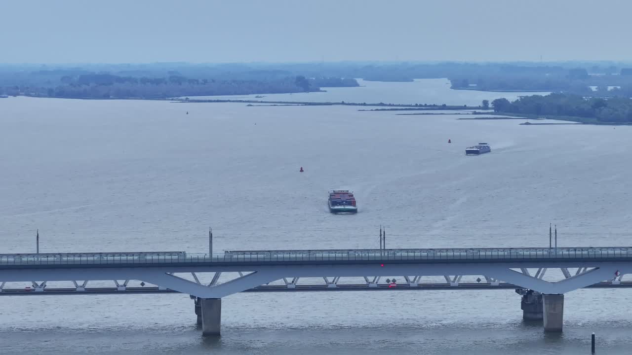 화물 배와 함께 moerdijk 다리를 건너는 열차