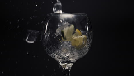 Cubitos-De-Hielo-Limones-Cae-Copa-De-Vino-Vacía-Primer-Plano.-Concepto-De-Bebida-Refrescante