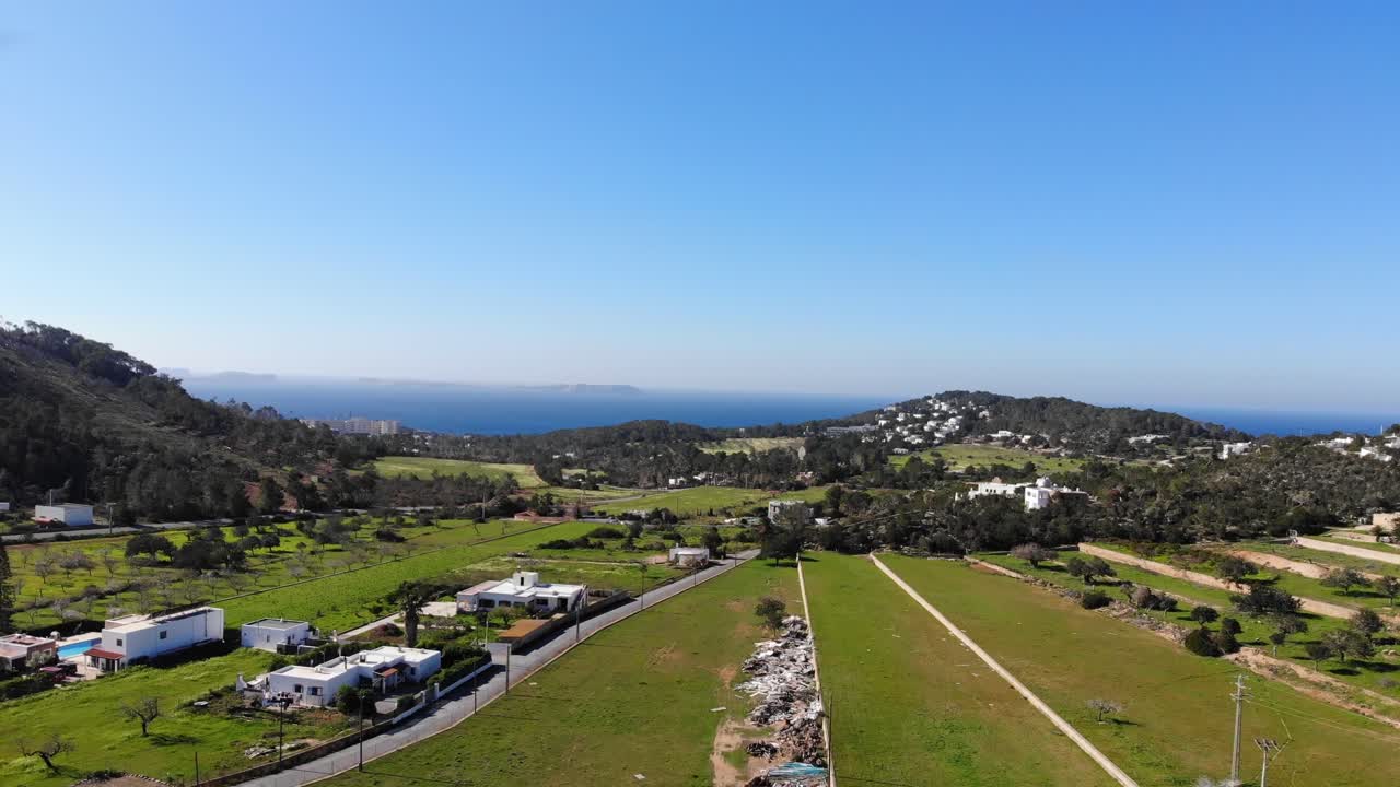 드론 은 해안 에 있는 이비자 의 푸른  ⁇  과 집 들 을 촬영 하고 있다