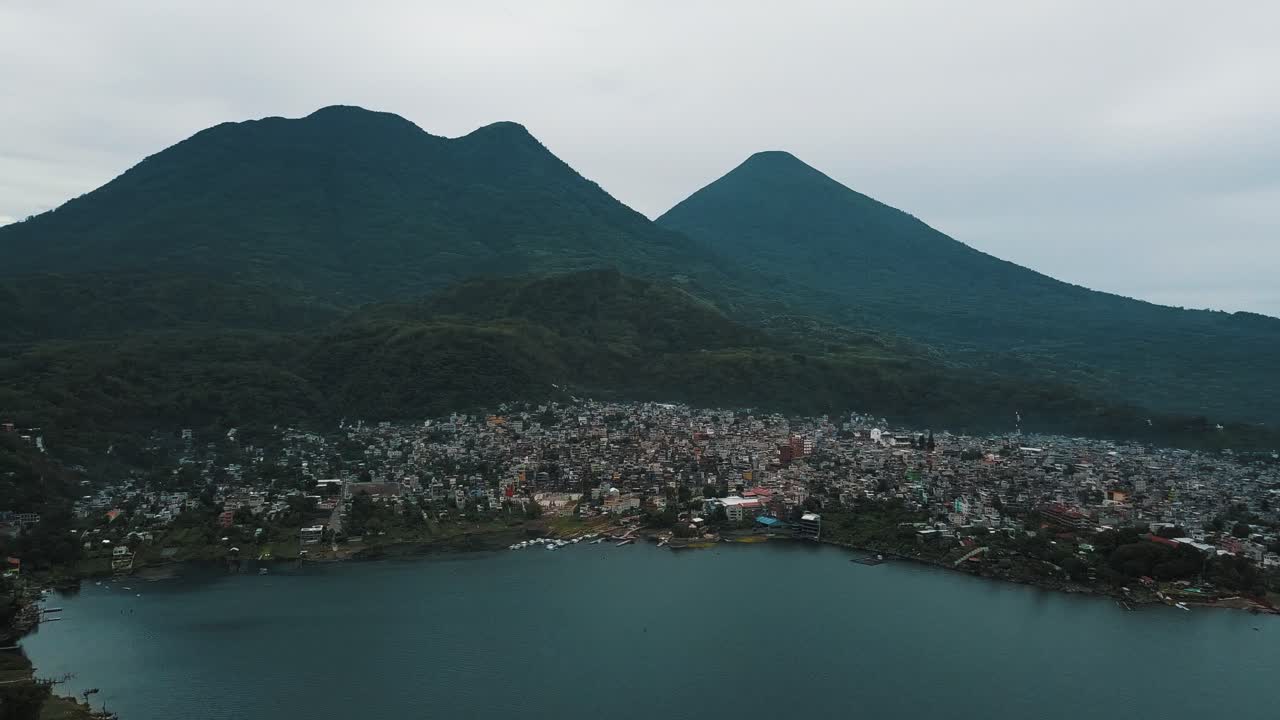 Droneoversigt over byen og vulkanen ved Atitlán-søen, Guatemala.