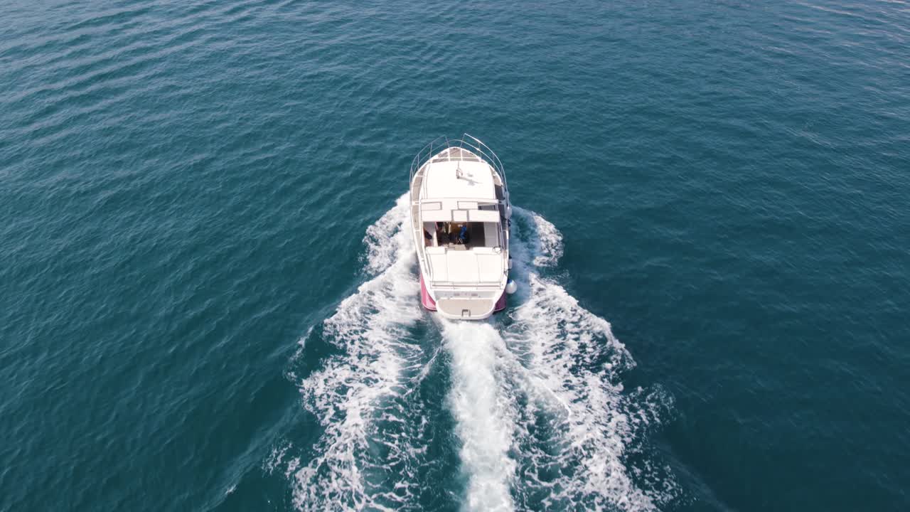 Ripresa aerea in movimento di un motoscafo che naviga sulle serene acque di Dubrovnik