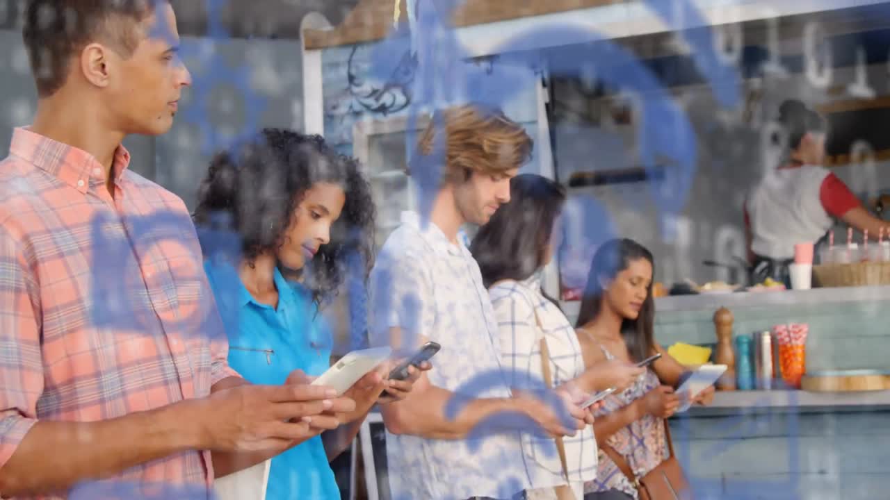 iconos digitales y codificación binaria contra colegas de oficina que usan dispositivos electrónicos