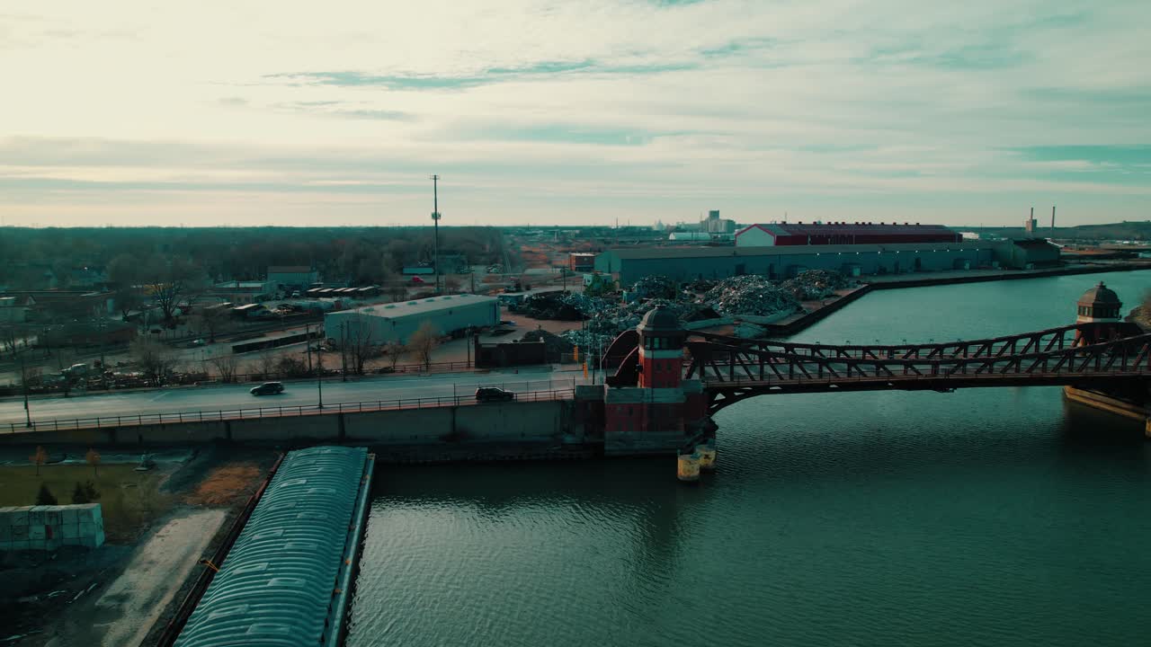 el puente de la calle 106 con vistas a una planta de reciclaje de acero en el paisaje industrial del sur de chicago