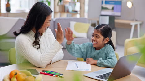 Mädchen,-Kind-Und-Laptop,-Bildung