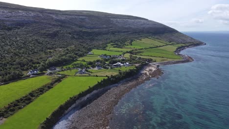 Un-Pequeño-Puerto-De-Acabado-Al-Borde-Del-Burren