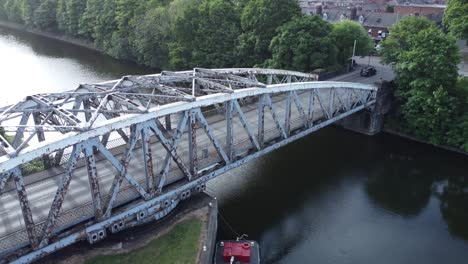 vista aérea del canal de navegación de manchester puente giratorio warrington inglaterra cerrar órbita derecha