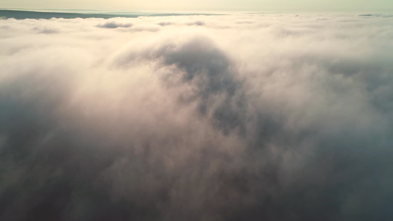 simulación 3d sin problemas de volar sobre las nubes a la luz del día. 4k.