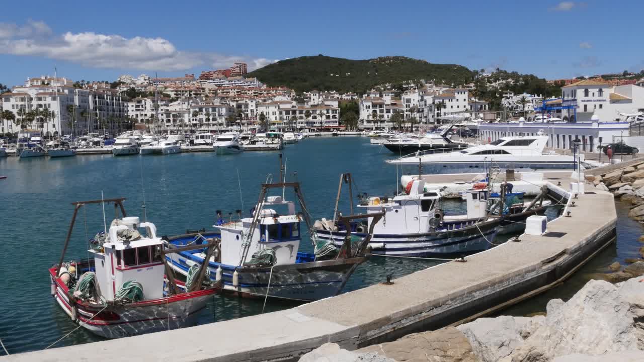 plano general estático - barcos de pesca tradicionales españoles en el puerto de la duquesa en españa
