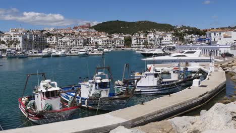 Plano-General-Estático---Barcos-De-Pesca-Tradicionales-Españoles-En-El-Puerto-De-La-Duquesa-En-España