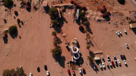 vehículos estacionados en el estacionamiento de la playa de tsambika en un día soleado en grecia.